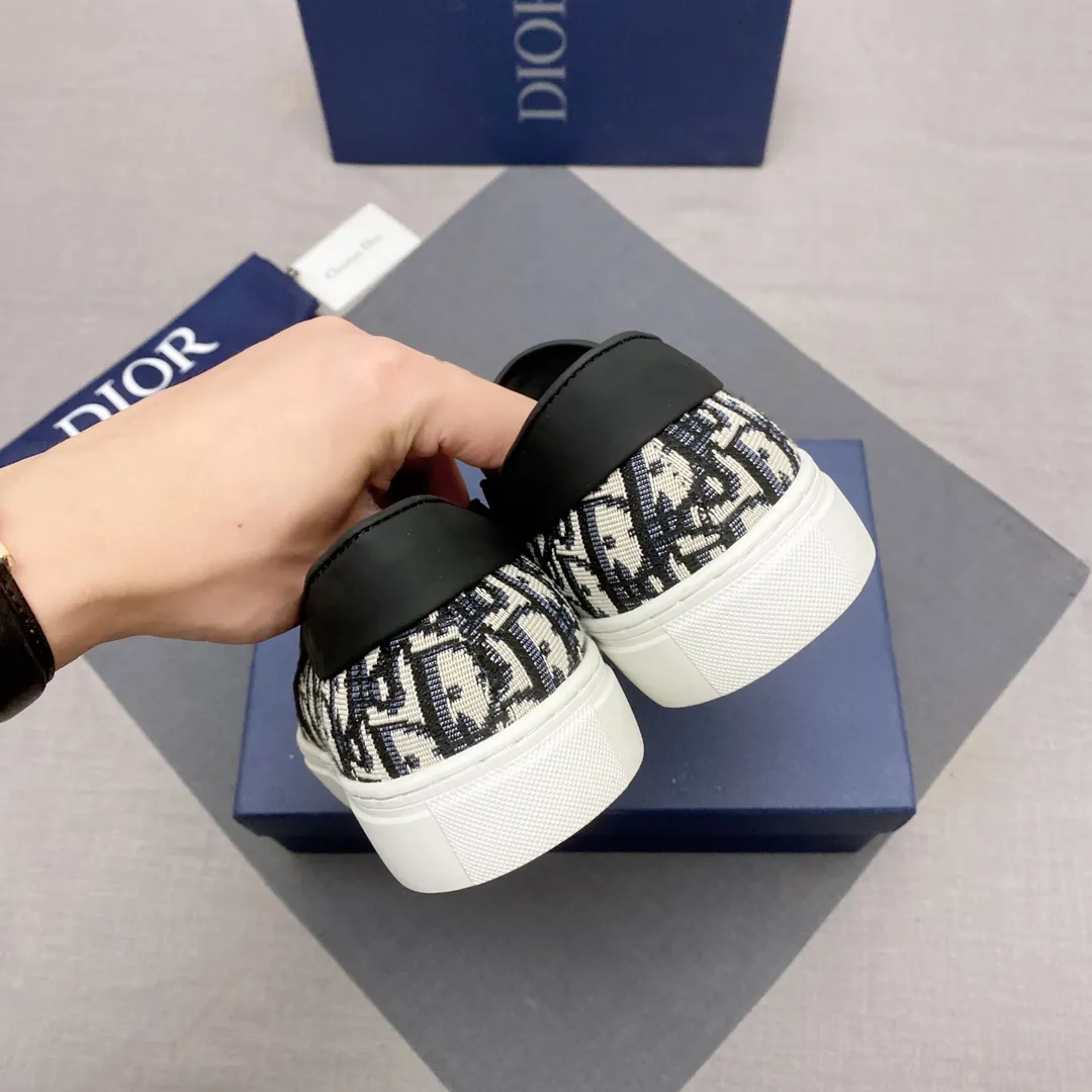 p380, Dior series casual shoes 👟🔥[Dior] Dior's new casual men's shoes are launched in Hong Kong counters. Official website 1:1 production. Original Italian materials. Designed by European and American masters. Perfect shape to create counter quality. Solid color rubber wear-resistant outsole and classic dazzling head! Super versatile and very comfortable. High-end without losing taste, fashionable and novel! ! Absolute focus! Code number: 38-44, three colors available (45 can be customized, cannot be returned or exchanged) No. 005
